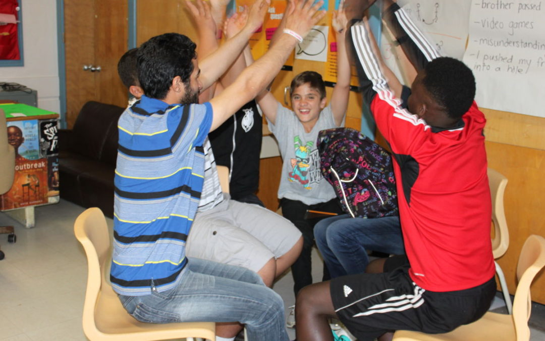 Le camp d’été en anglais prépare les jeunes réfugiés pour l’école