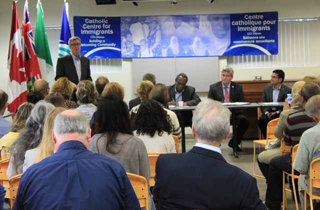 Conférence de presse organisée au CCI Ottawa le 13 septembre 2015. (de gauche à droite) Maire Jim Watson, Carl Nicholson, député provincial John Fraser, député Yasir Naqvi.